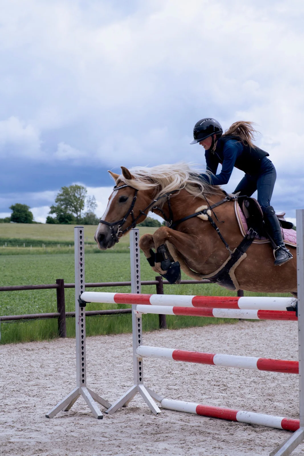 Billeshave-elev og hest over et spring