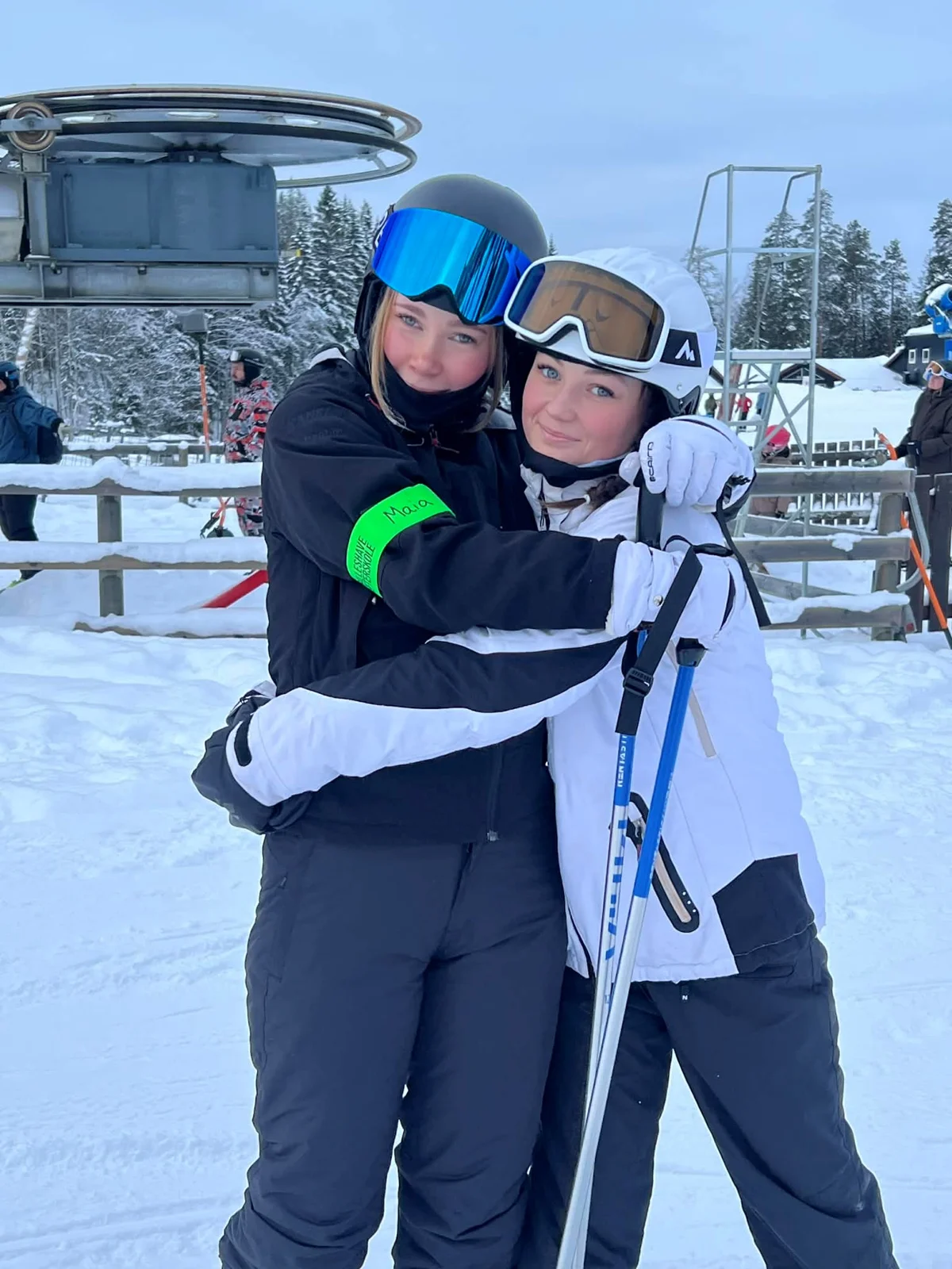 To Billeshave-elever sammen på skiferie
