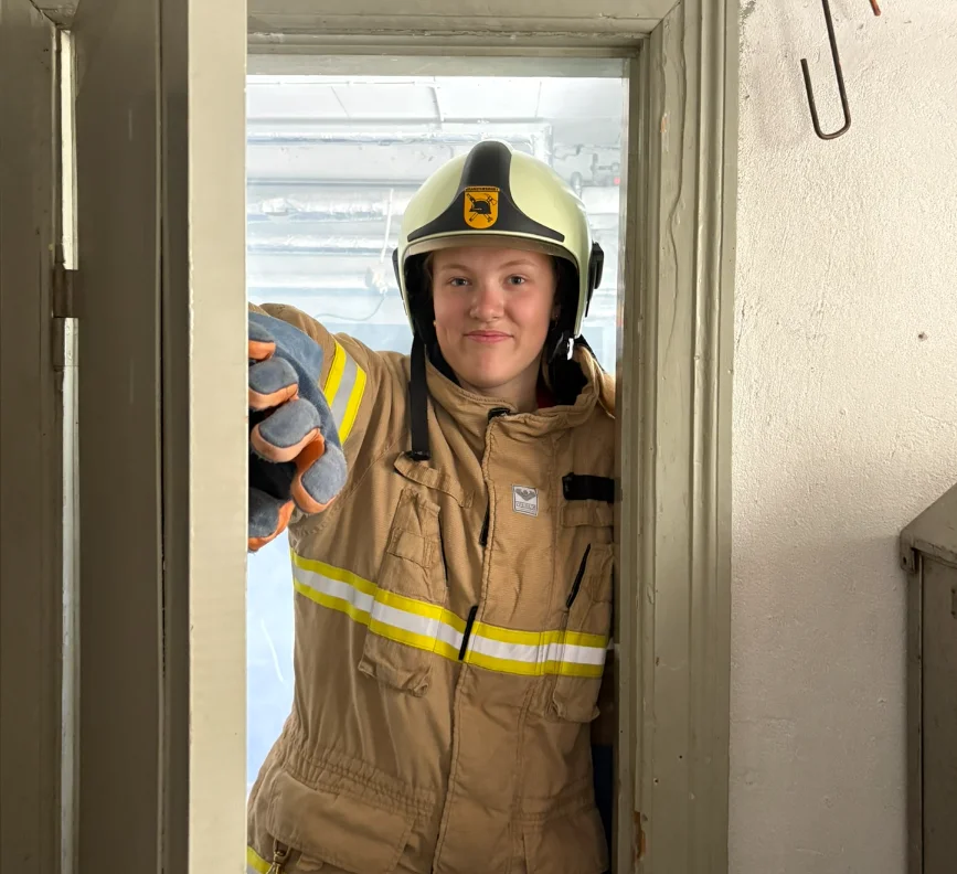 Elev i brandmandsudstyr på Billeshaves uniformslinje